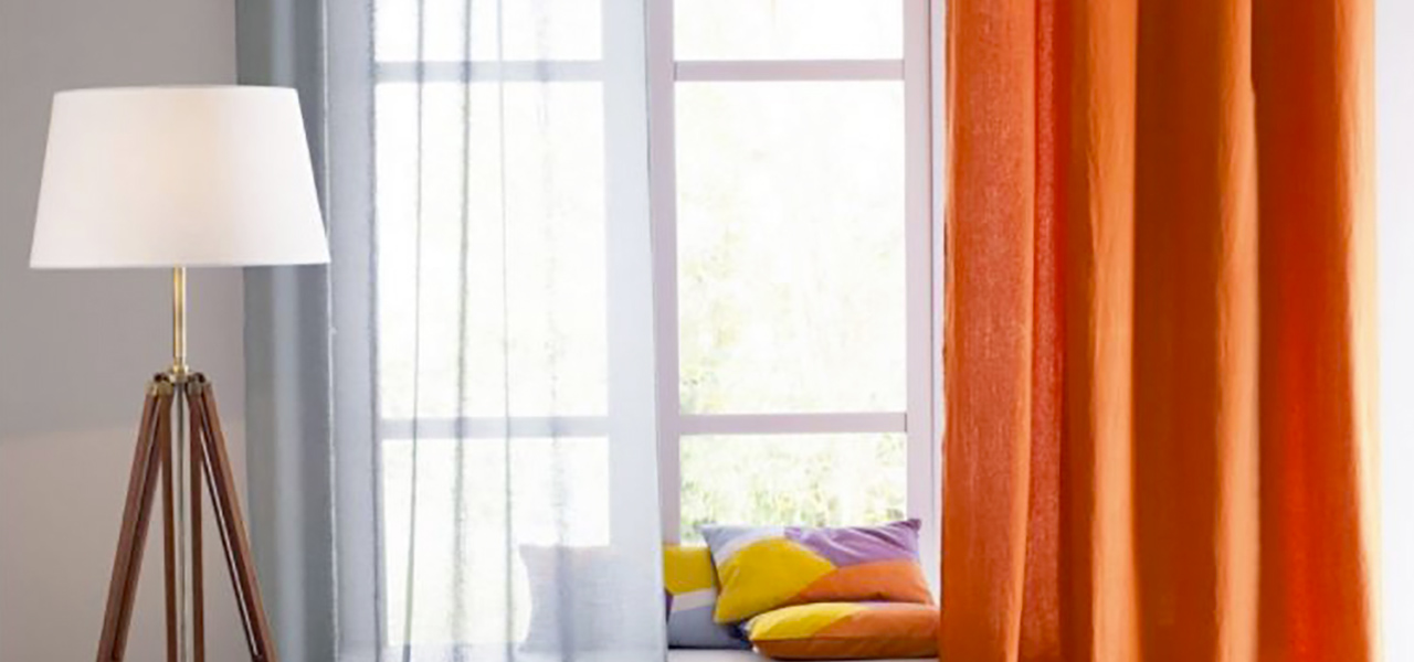 rideaux de fenêtre blanc et orange