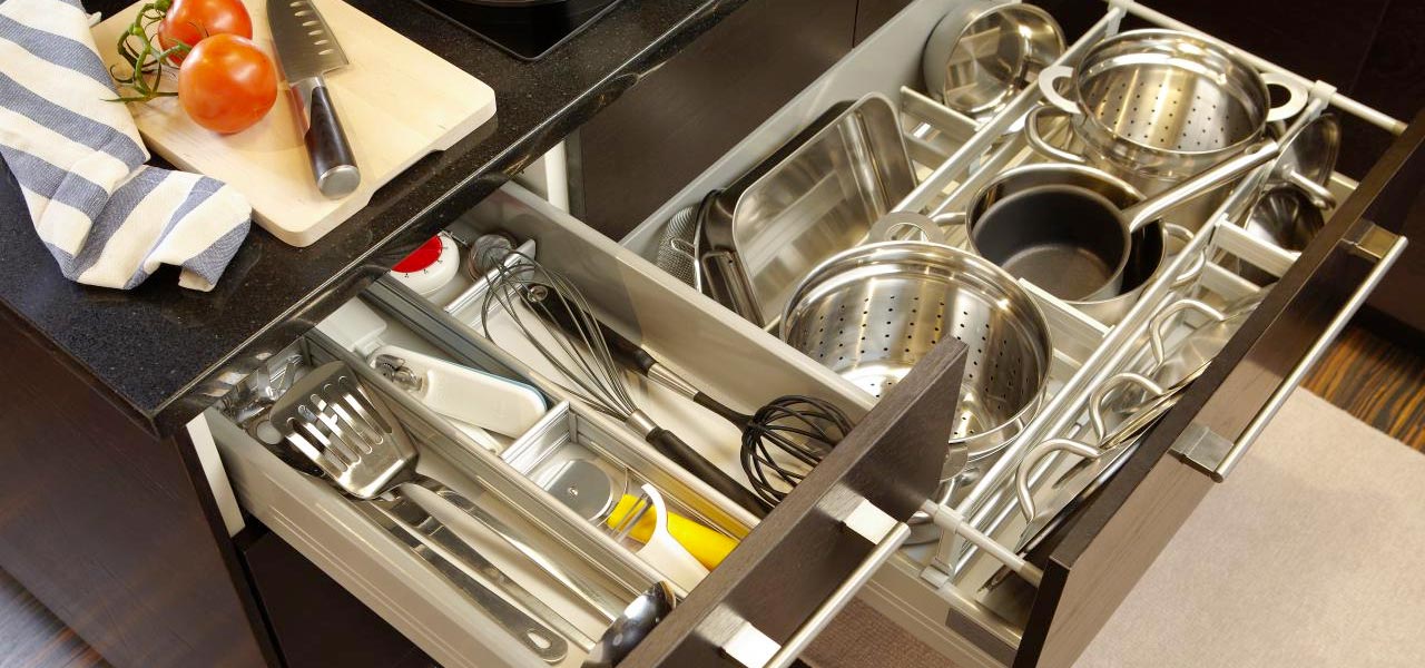 rangement de cuisine tiroirs avec ustensiles et casseroles