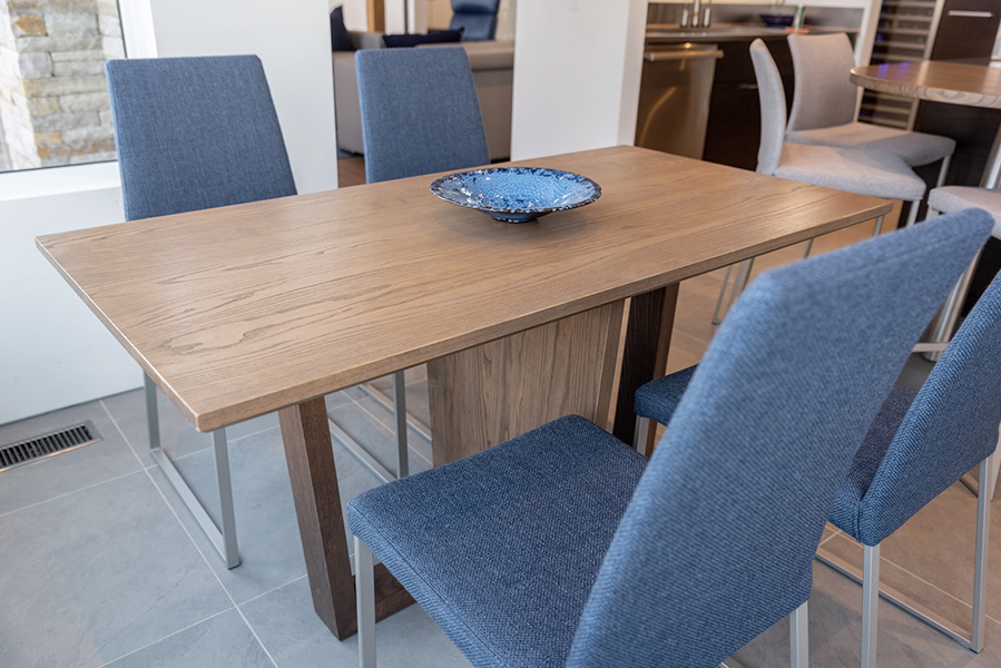 Table sur mesure en bois avec quatre chaises bleues-grises par Mino Design à Québec et Lévis.